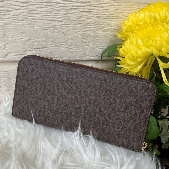 Michael Kors Jet Set Large Travel Wallet - Picture 6 of 7